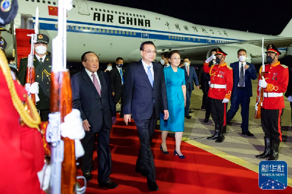 当地时间11月8日晚，应柬埔寨王国首相洪森邀请，国务院总理李克强乘专机抵达金边国际机场，出席东亚合作领导人系列会议并对柬埔寨进行正式访问。新华社记者 刘彬 摄